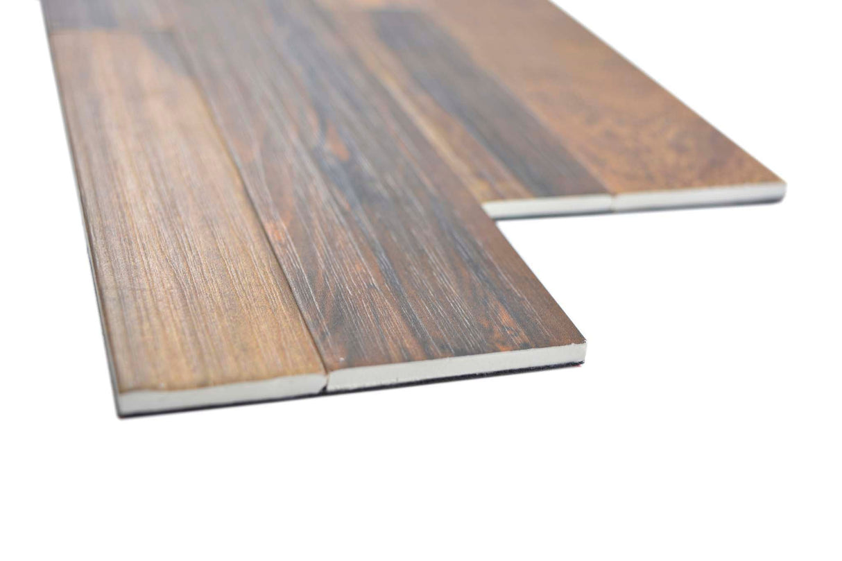 Självhäftande väggpanel Brun Mjölby - 016 | 610x152x5mm. Säljs styckvis.