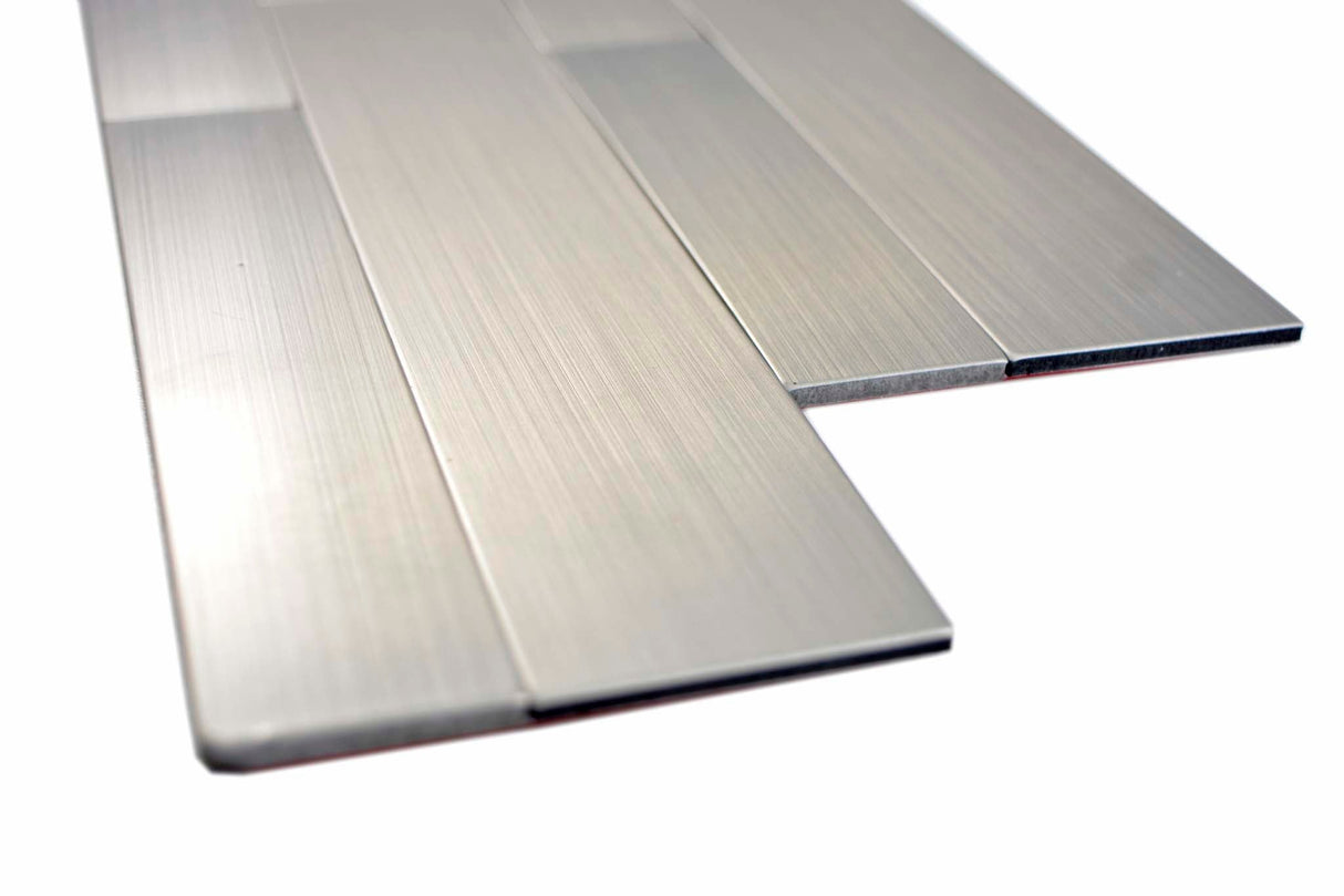 Självhäftande väggpanel Silver Nynäshamn - 034 | 610x152x5mm. Säljs styckvis.