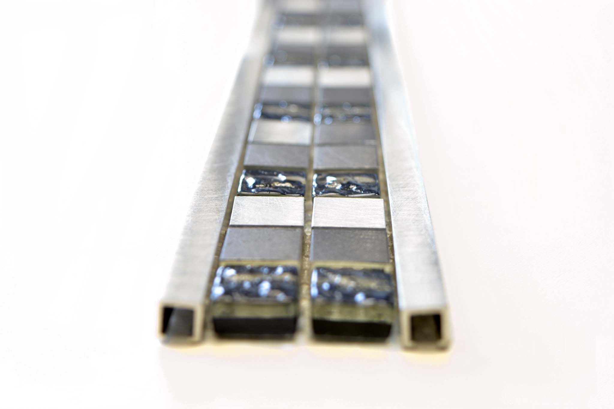 Bård (Kakel) Silver Mariestad - 001 | 15x15+8x600x8mm. Säljs styckvis.